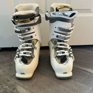 SALOMON SKI - womans white and gold ski boots sz 22/23 woman’s 6.5